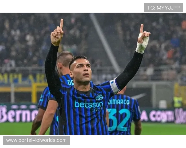 劳塔罗禁区灵动跑位，欧冠射手榜竞争白热化