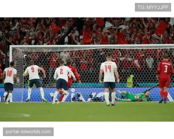 特写：凯恩罚丢点球后仰天长叹，诺伊尔上前安慰鼓励